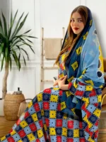 ثوب متعدد الألوان مصنوع من القطن مع تصميم زهور جميل مطبوع مع شيله مطابقة مخيطة على طراز الظفاري