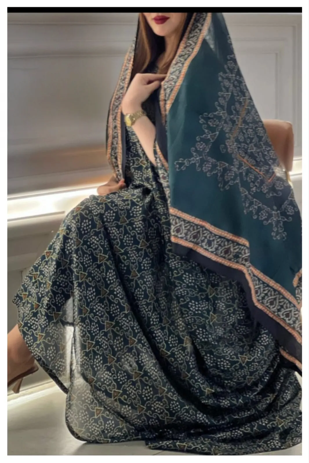 ثوب أخضر اللون مصنوع من القطن بتصميم جميل مطبوع عليه شيلة مطابقة مخيطة على الطراز الظفاري