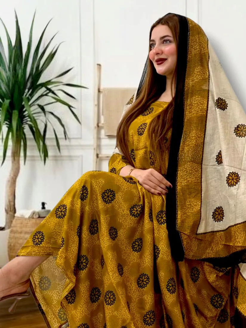 ثوب أصفر اللون مصنوع من القطن بتصميم جميل مطبوع عليه شيلة مطابقة مخيطة على الطراز الظفاري