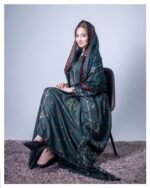 ثوب أخضر اللون مصنوع من القطن، مزين بتصميم جميل مطبوع عليه شيلة متناسقة، ومخيط على الطراز الظفاري
