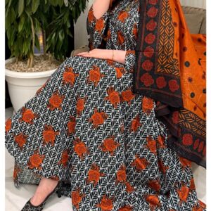 ثوب أبيض وأسود مصنوع من القطن، مزين بتصميم جميل مطبوع عليه شيلة متناسقة مخيطة على الطراز الظفاري