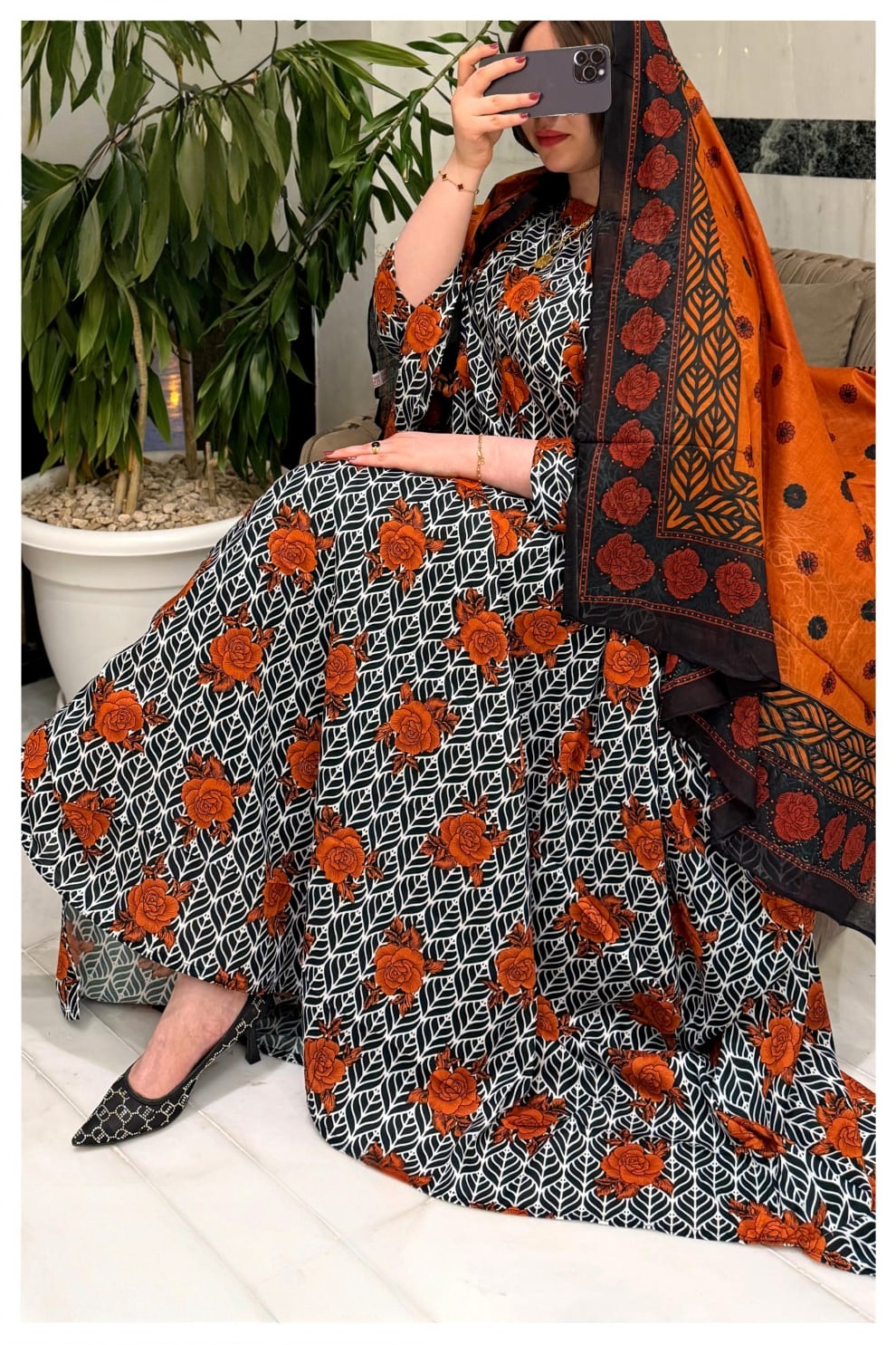 ثوب أبيض وأسود مصنوع من القطن، مزين بتصميم جميل مطبوع عليه شيلة متناسقة مخيطة على الطراز الظفاري