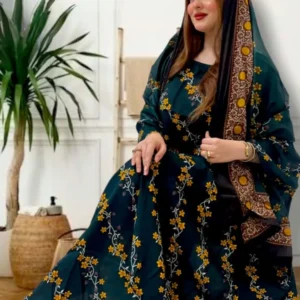ثوب أخضر اللون مصنوع من القطن مع تصميم زهور جميل مطبوع عليه وشيله مطابق مخيط على طراز الظفاري