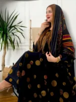 ثوب أزرق اللون مصنوع من القطن بتصميم جميل مطبوع عليه شيله مطابق مخيط على طراز الظفاري