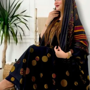 ثوب أزرق اللون مصنوع من القطن بتصميم جميل مطبوع عليه شيله مطابق مخيط على طراز الظفاري