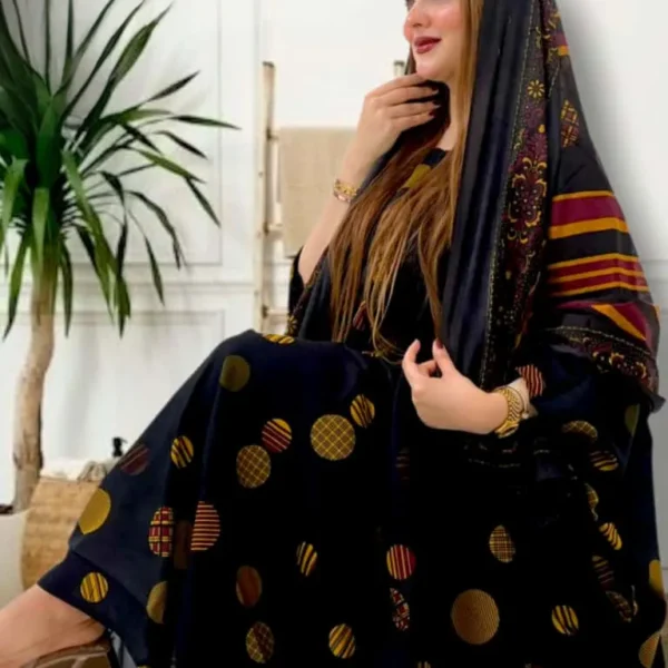 ثوب أزرق اللون مصنوع من القطن بتصميم جميل مطبوع عليه شيله مطابق مخيط على طراز الظفاري