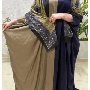 ثوب بلون أزرق وبيج مصنوع من القطن، مزين بتصميم جميل مطبوع عليه شيلة متناسقة مخيطة على الطراز الظفاري