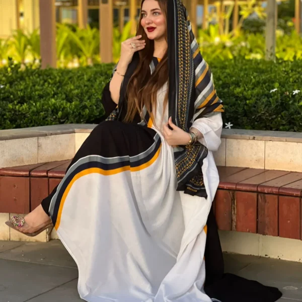 ملابس باللونين الأبيض والأسود مصنوعة من القطن بتصميم جميل مطبوع مع شيلة مطابقة مخيطة على الطراز الظفاري