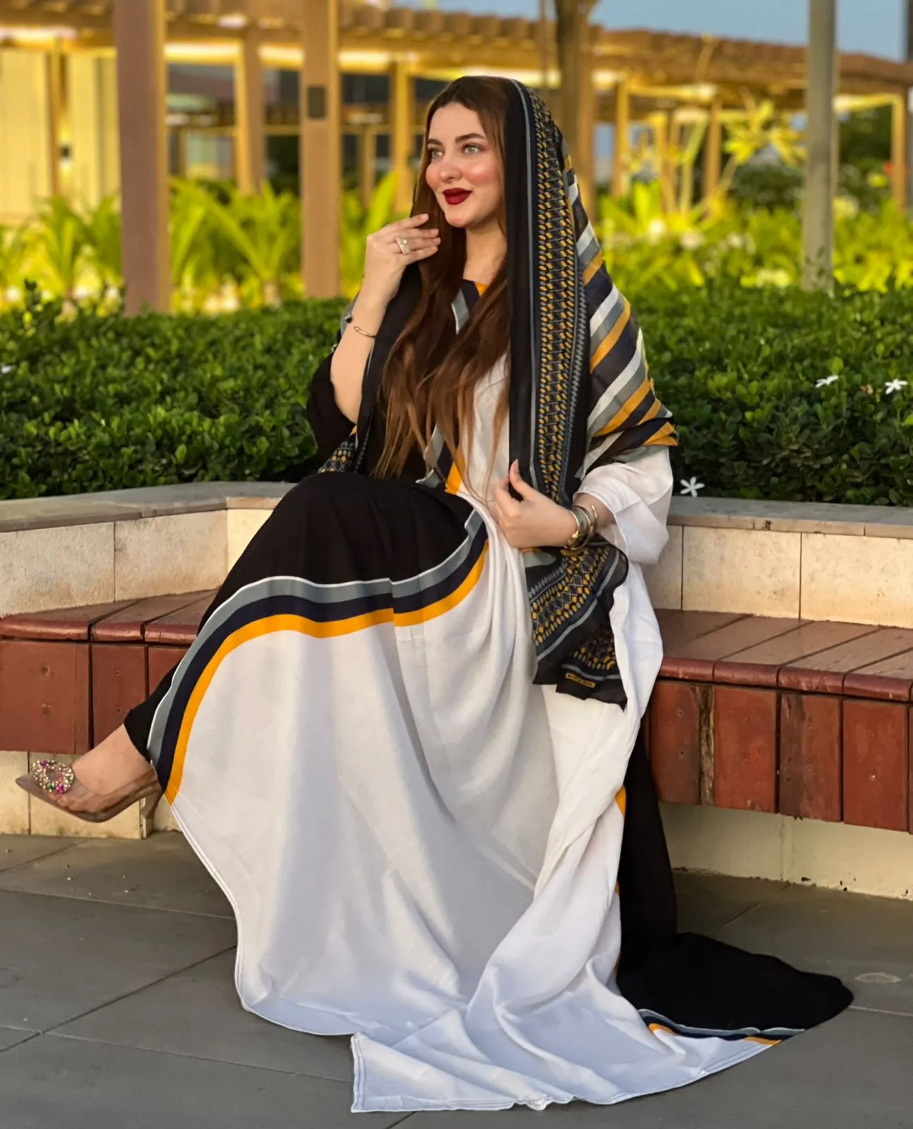 ملابس باللونين الأبيض والأسود مصنوعة من القطن بتصميم جميل مطبوع مع شيلة مطابقة مخيطة على الطراز الظفاري