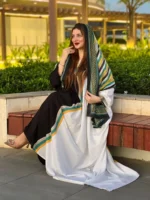 ملابس باللونين الأبيض والأسود مصنوعة من القطن بتصميم جميل مطبوع مع شيلة مطابقة مخيطة على الطراز الظفاري