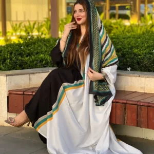 ملابس باللونين الأبيض والأسود مصنوعة من القطن بتصميم جميل مطبوع مع شيلة مطابقة مخيطة على الطراز الظفاري