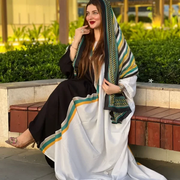 ملابس باللونين الأبيض والأسود مصنوعة من القطن بتصميم جميل مطبوع مع شيلة مطابقة مخيطة على الطراز الظفاري