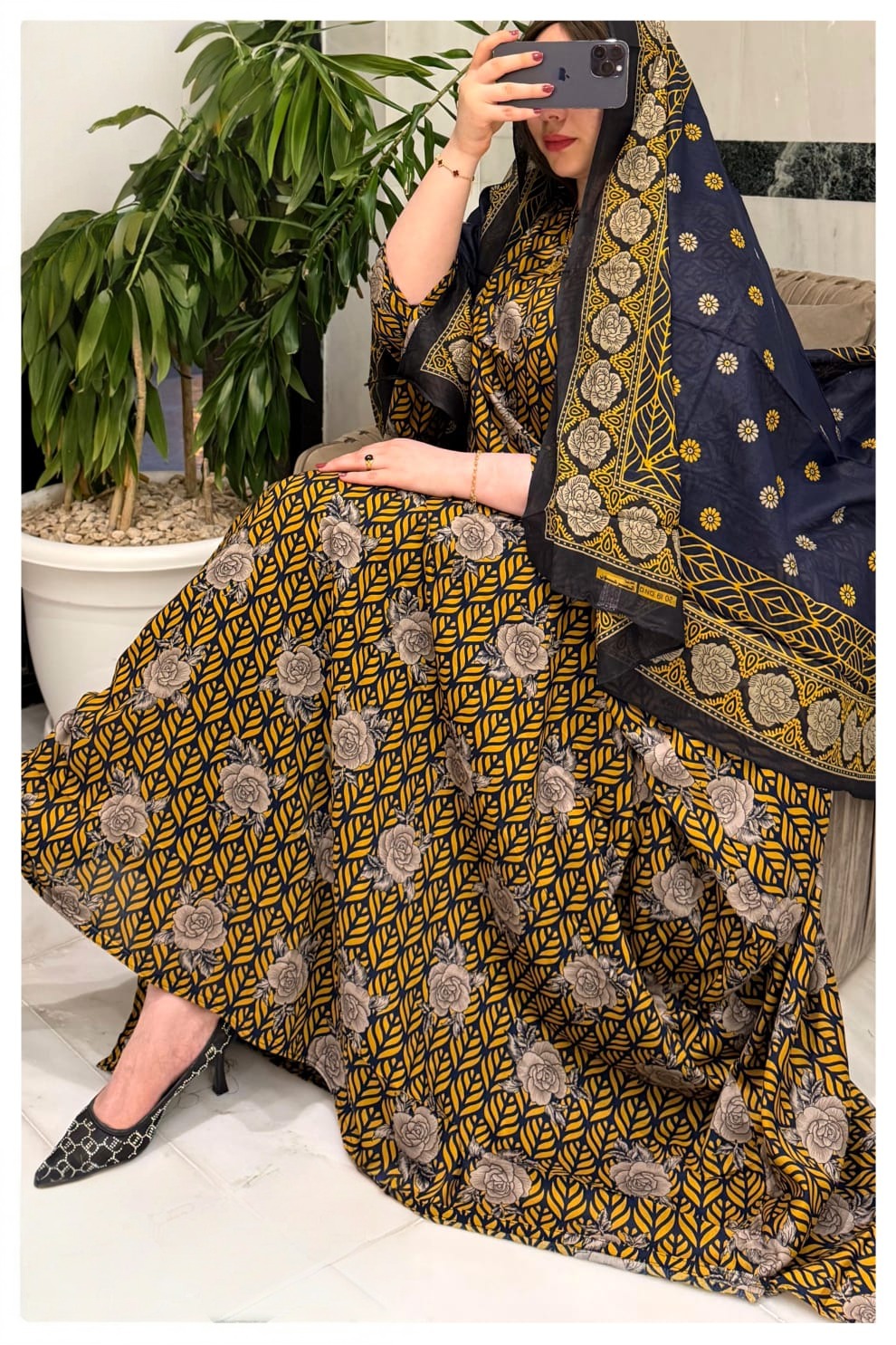 ثوب أسود وأصفر اللون مصنوع من القطن، مزين بتصميم جميل مطبوع عليه شيلة متناسقة مخيطة على الطراز الظفاري