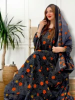 ثوب أزرق اللون مصنوع من القطن، مزين بتصميم زهور جميل مطبوع عليه شيلة متناسقة مخيطة على الطراز الظفاري