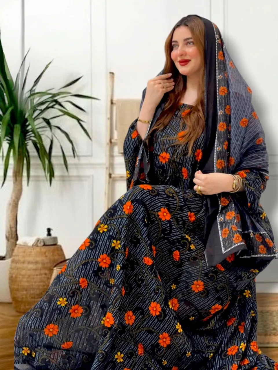 ثوب أزرق اللون مصنوع من القطن، مزين بتصميم زهور جميل مطبوع عليه شيلة متناسقة مخيطة على الطراز الظفاري