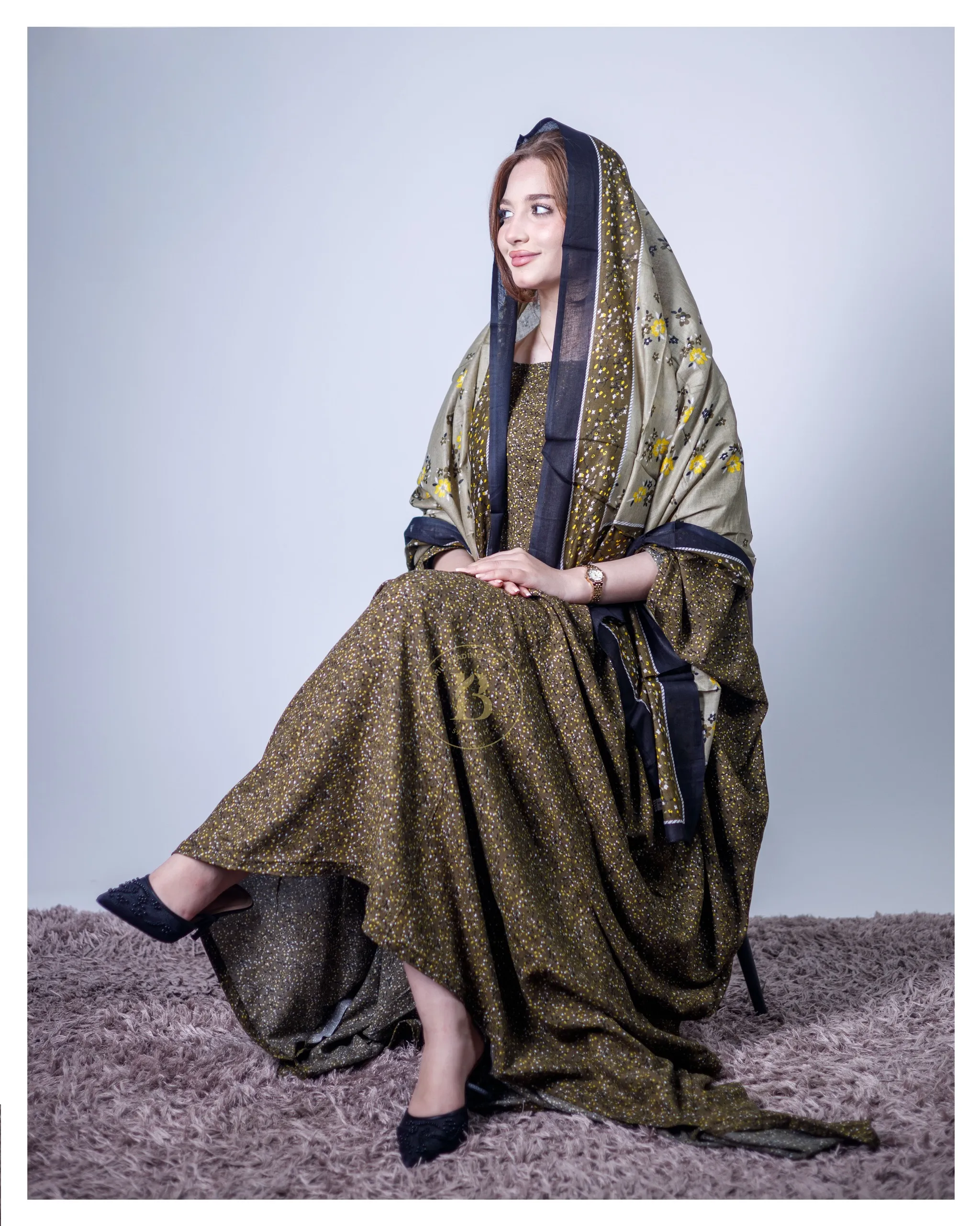 ثوب أخضر اللون مصنوع من القطن بتصميم جميل مطبوع عليه شيلة متناسقة مخيطة على الطراز الظفاري