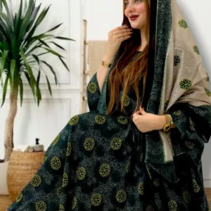 ثوب أخضر اللون مصنوع من القطن بتصميم جميل مطبوع عليه شيلة متناسقة مخيطة على الطراز الظفاري