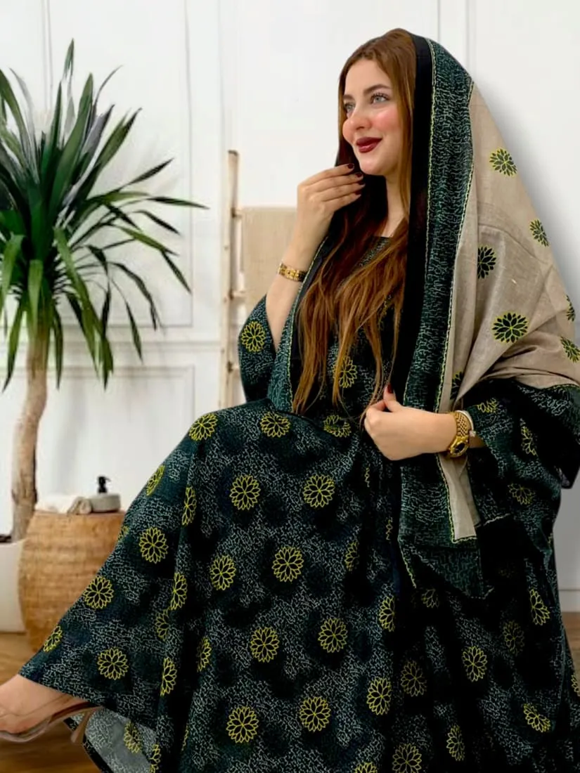 ثوب أخضر اللون مصنوع من القطن بتصميم جميل مطبوع عليه شيلة متناسقة مخيطة على الطراز الظفاري