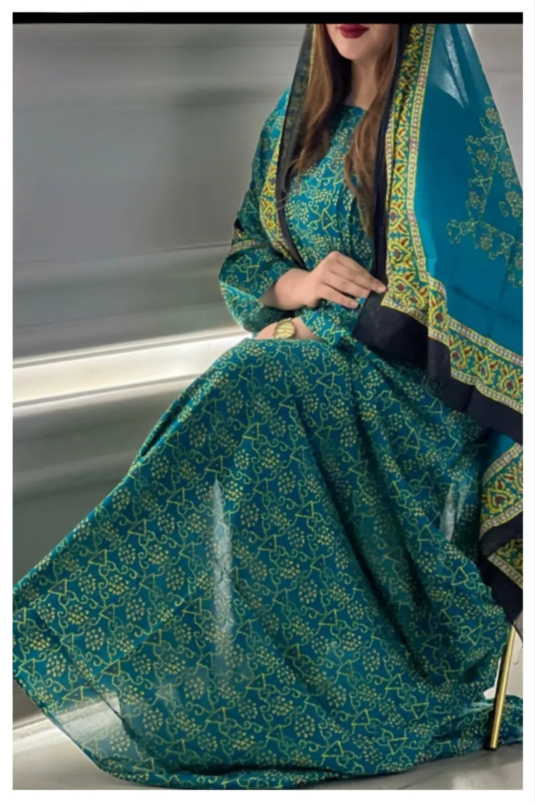 ثوب باللون الأخضر البحري مصنوع من القطن بتصميم جميل مطبوع عليه شيلة مطابقة مخيطة على الطراز الظفاري
