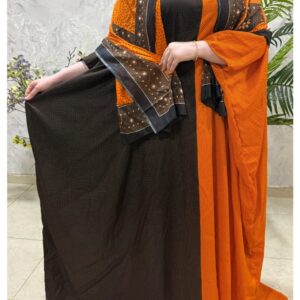 ثوب قطني بلون برتقالي وبني، مزين بتصميم جميل مطبوع عليه شيلة متناسقة، ومخيط على الطراز الظفاري