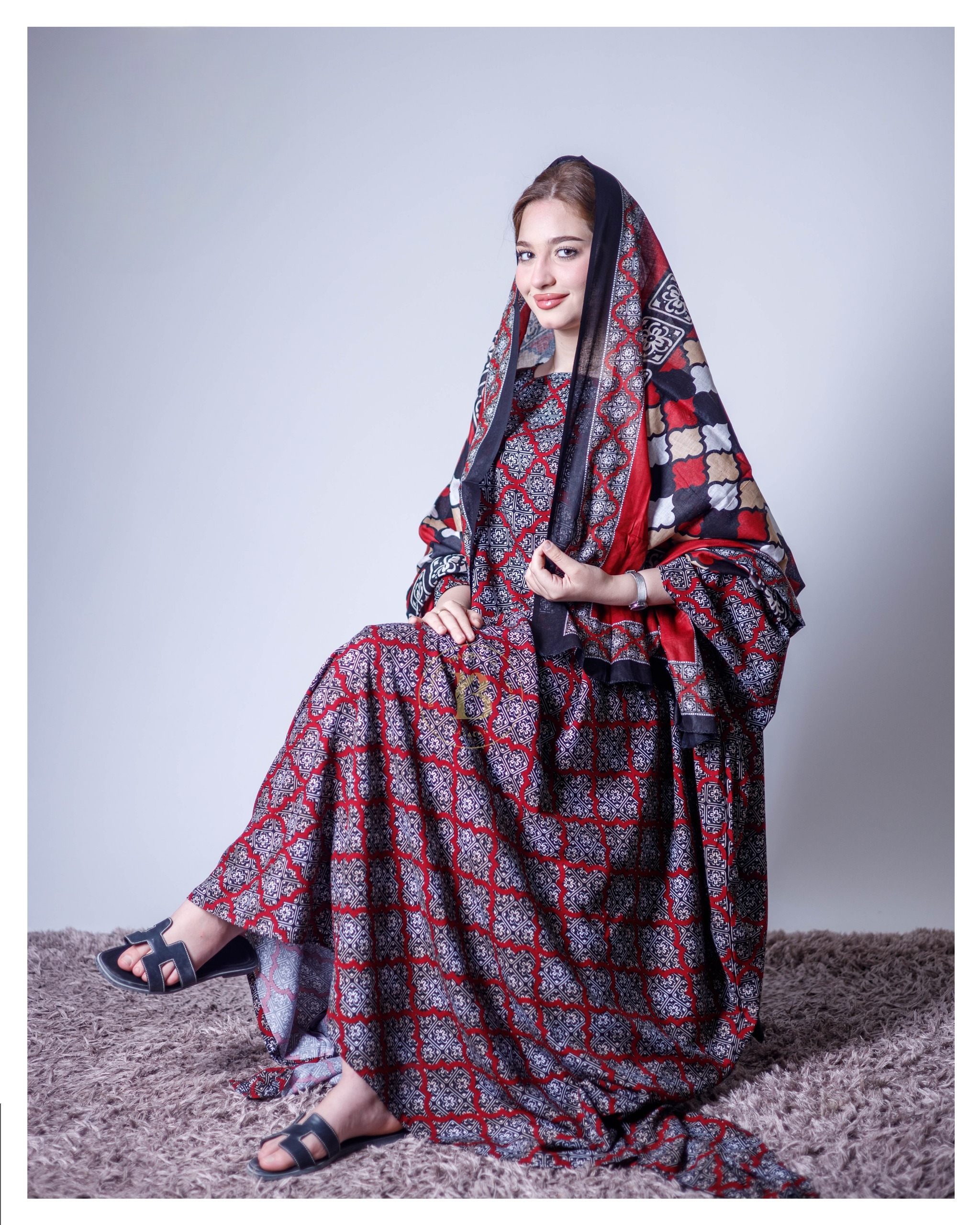 ثوب جميل اللون مصنوع من القطن، مزين بتصميم جميل مطبوع عليه شيلة متناسقة، ومخيط على الطراز الظفاري