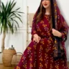 ثوب أحمر اللون مصنوع من القطن مع تصميم زهور جميل مطبوع عليه وشيله مطابق مخيط على طراز الظفاري