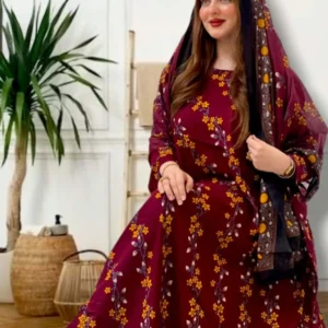 ثوب أحمر اللون مصنوع من القطن مع تصميم زهور جميل مطبوع عليه وشيله مطابق مخيط على طراز الظفاري