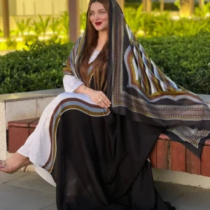 ملابس باللونين الأبيض والأسود مصنوعة من القطن بتصميم جميل مطبوع مع شيلة مطابقة مخيطة على الطراز الظفاري