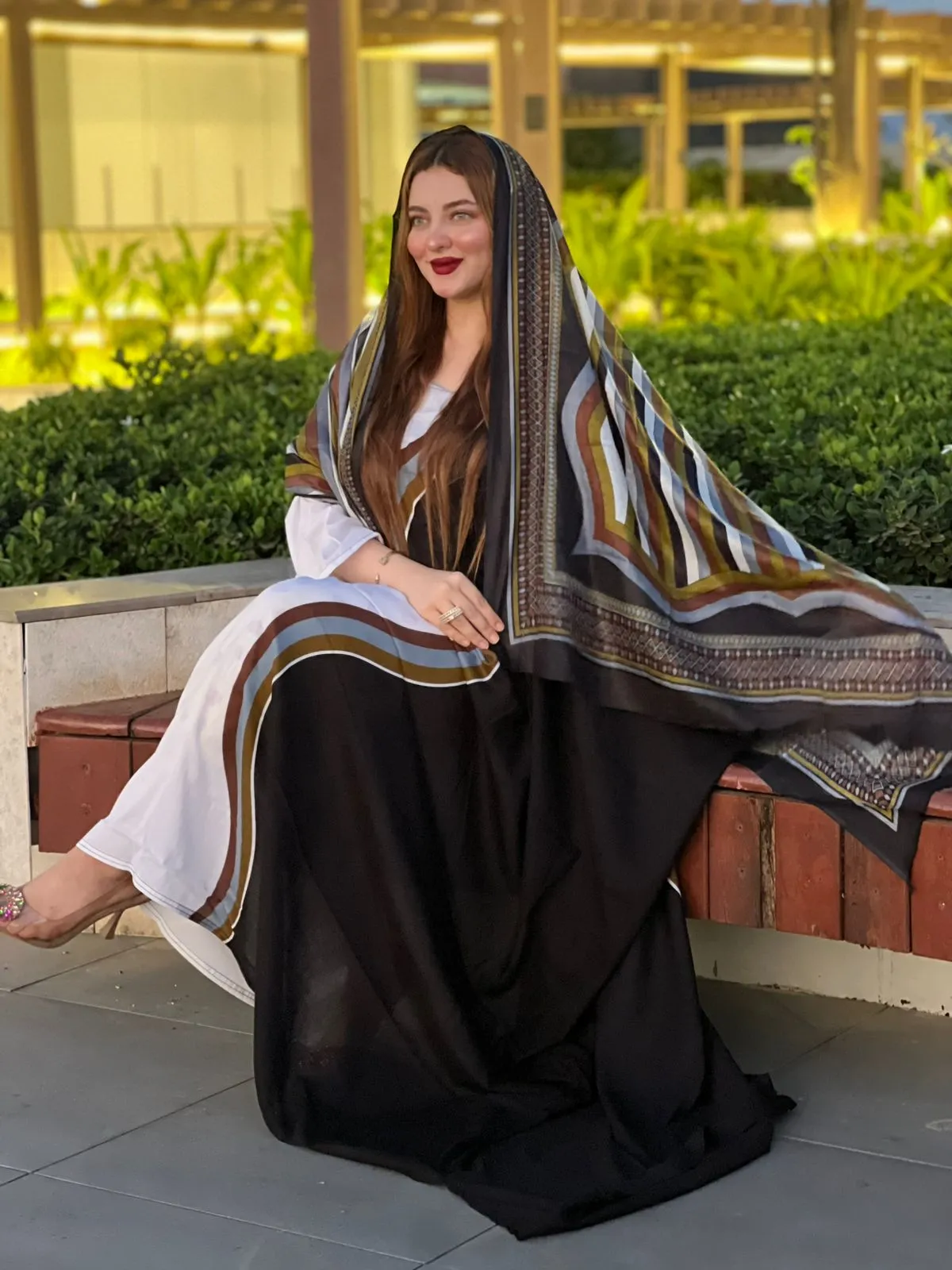 ملابس باللونين الأبيض والأسود مصنوعة من القطن بتصميم جميل مطبوع مع شيلة مطابقة مخيطة على الطراز الظفاري