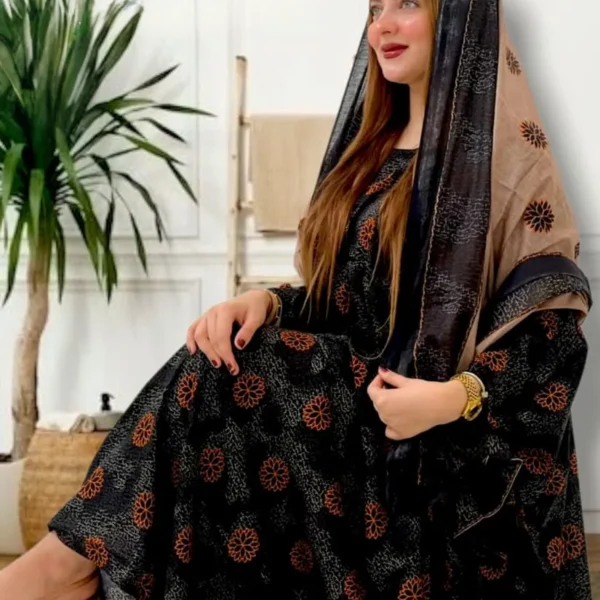 ثوب أسود اللون مصنوع من القطن بتصميم جميل مطبوع بشيلة متناسقة مخيطة على الطراز الظفاري