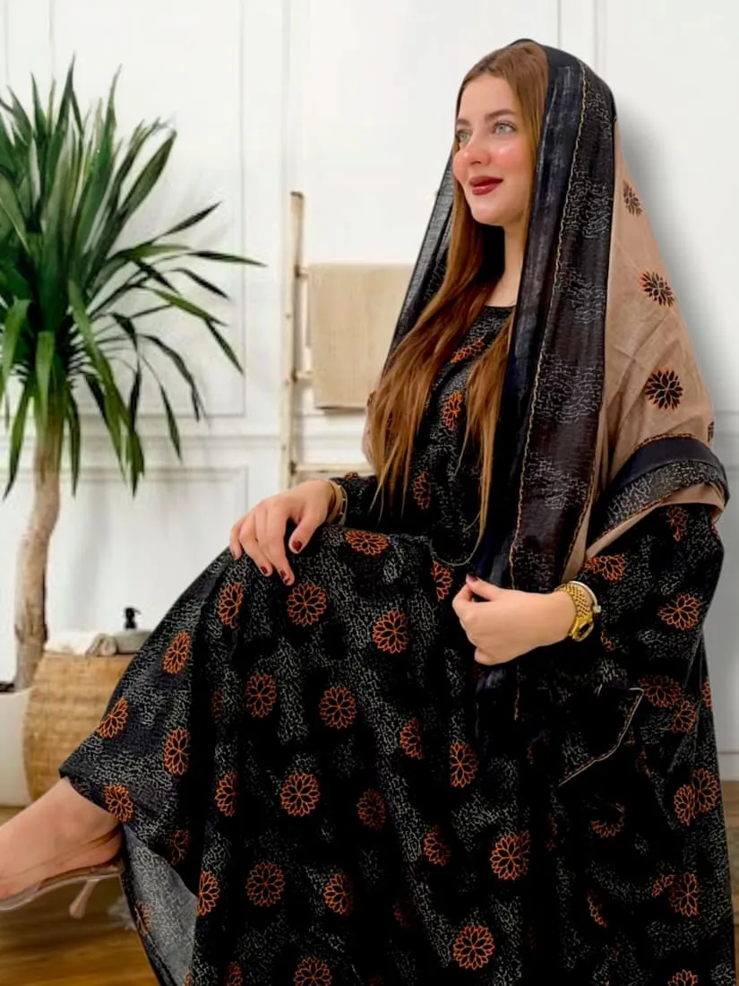 ثوب أسود اللون مصنوع من القطن بتصميم جميل مطبوع بشيلة متناسقة مخيطة على الطراز الظفاري