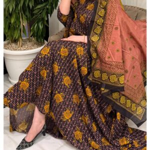 ثوب أسود ووردي اللون مصنوع من القطن، مزين بتصميم جميل مطبوع عليه شيلة متناسقة مخيطة على الطراز الظفاري