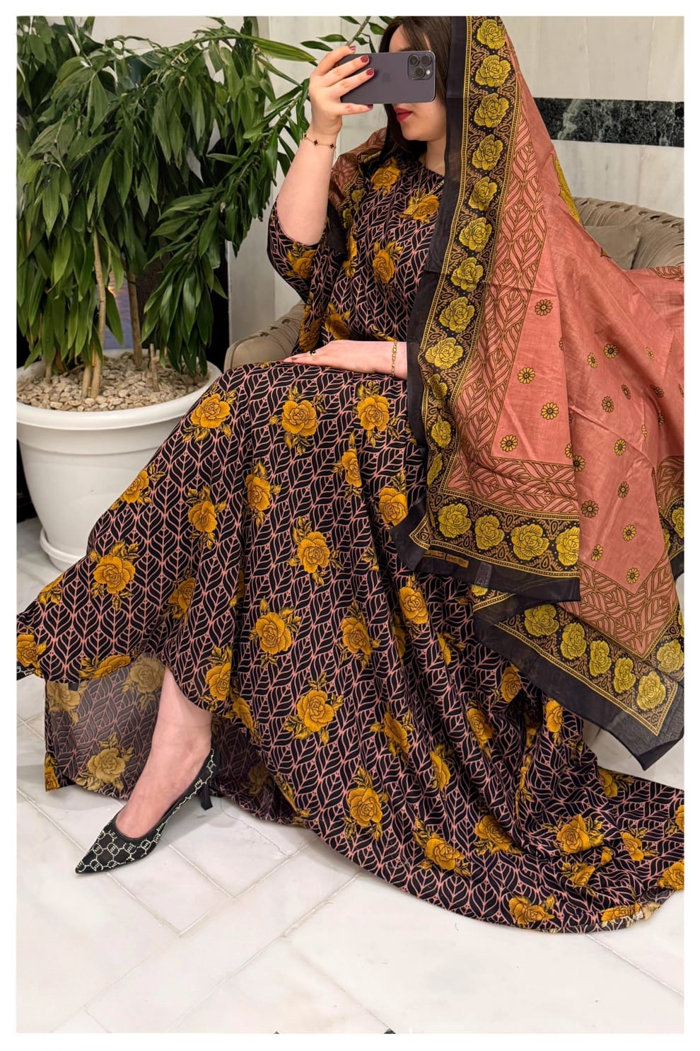 ثوب أسود ووردي اللون مصنوع من القطن، مزين بتصميم جميل مطبوع عليه شيلة متناسقة مخيطة على الطراز الظفاري