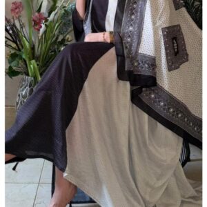 ثوب أبيض وأسود مصنوع من القطن بتصميم جميل مطبوع عليه شيلة متناسقة مخيطة على الطراز الظفاري