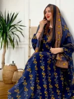 ثوب أزرق اللون مصنوع من القطن مع تصميم زهور جميل مطبوع عليه وشيله مطابق مخيط على طراز الظفاري