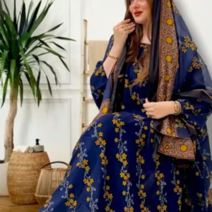 ثوب أزرق اللون مصنوع من القطن مع تصميم زهور جميل مطبوع عليه وشيله مطابق مخيط على طراز الظفاري
