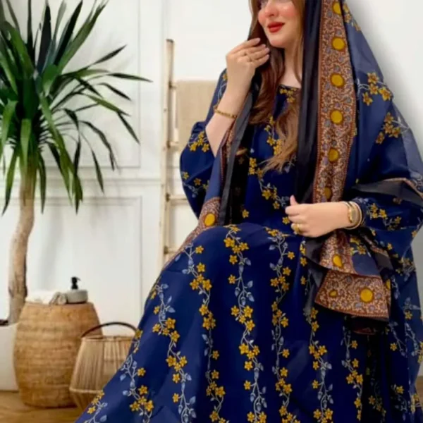 ثوب أزرق اللون مصنوع من القطن مع تصميم زهور جميل مطبوع عليه وشيله مطابق مخيط على طراز الظفاري