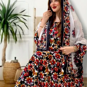 ثوب متعدد الألوان مصنوع من القطن مع تصميم زهور جميل مطبوع مع شيله مطابقة مخيطة على طراز الظفاري