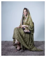 ثوب أخضر اللون مصنوع من القطن، مزين بتصميم جميل مطبوع عليه شيلة متناسقة ومخيط على الطراز الظفاري