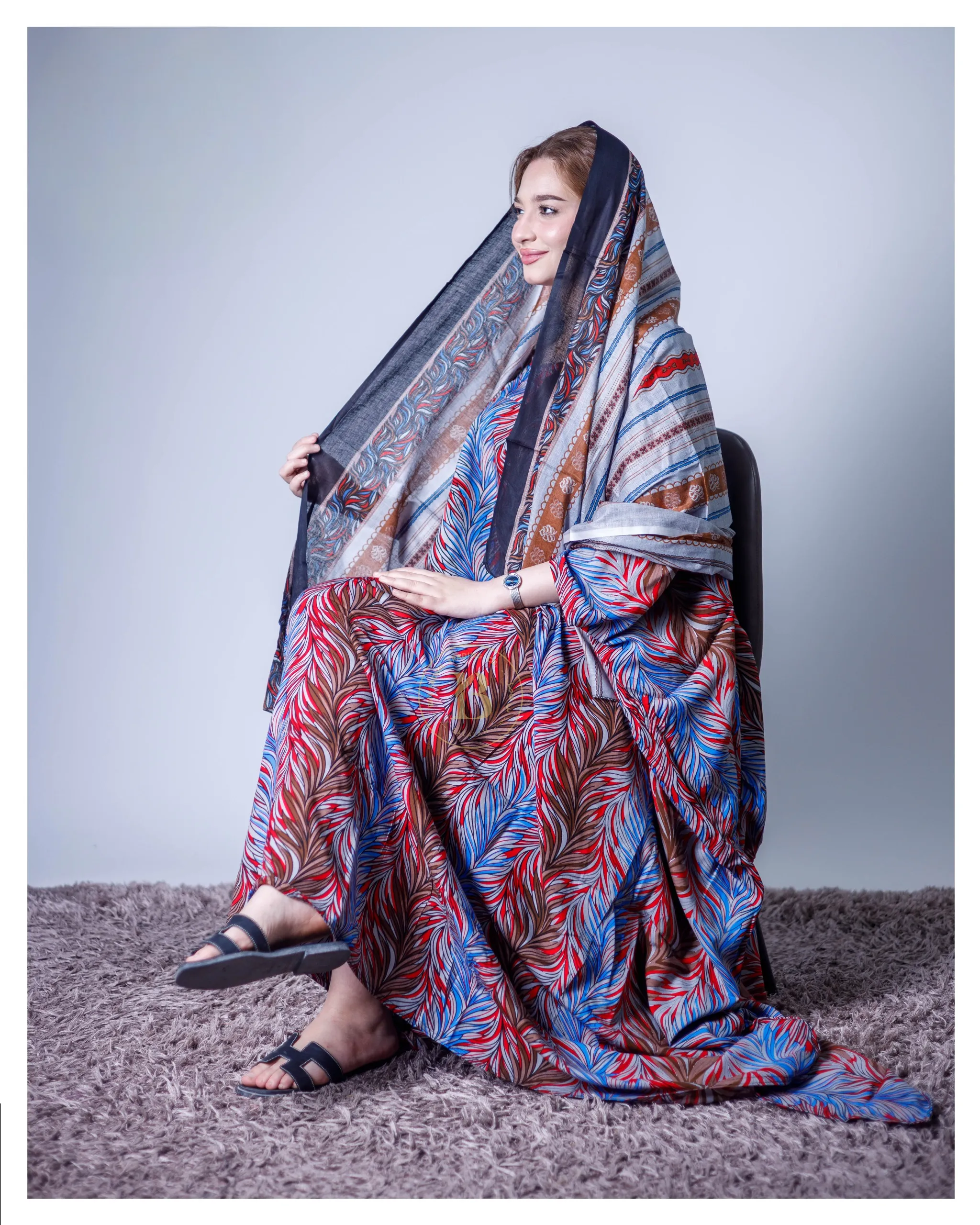 ثوب متعدد الألوان مصنوع من القطن بتصميم جميل مطبوع بشيلة متناسقة ومخيطة على الطراز الظفاري