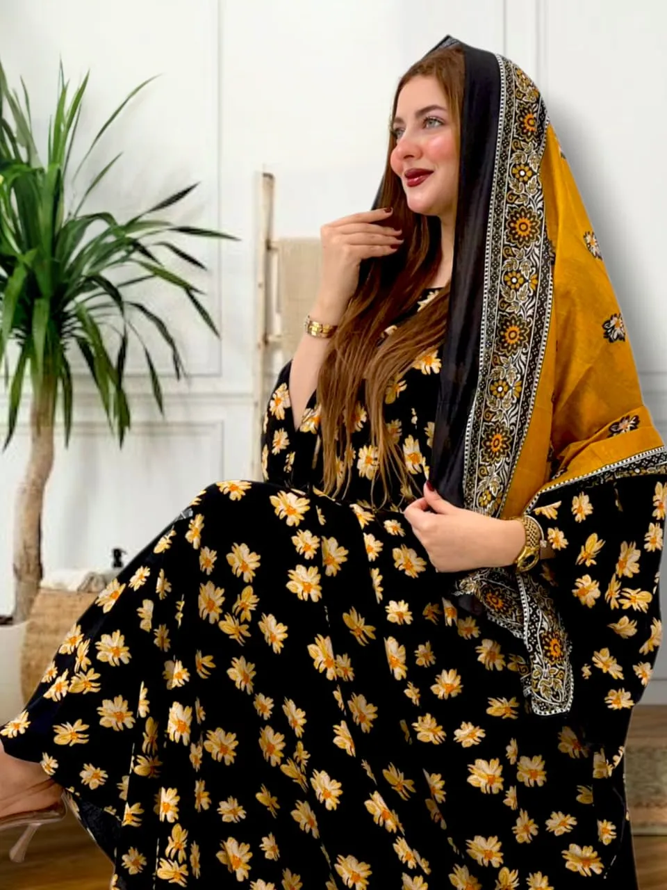 ثوب أسود اللون مصنوع من القطن مع تصميم زهور جميل مطبوع مع شيله مطابقة مخيطة على طراز ظفري