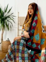 ثوب متعدد الألوان مصنوع من القطن مع تصميم زهور جميل مطبوع مع شيله مطابقة مخيطة على طراز الظفاري