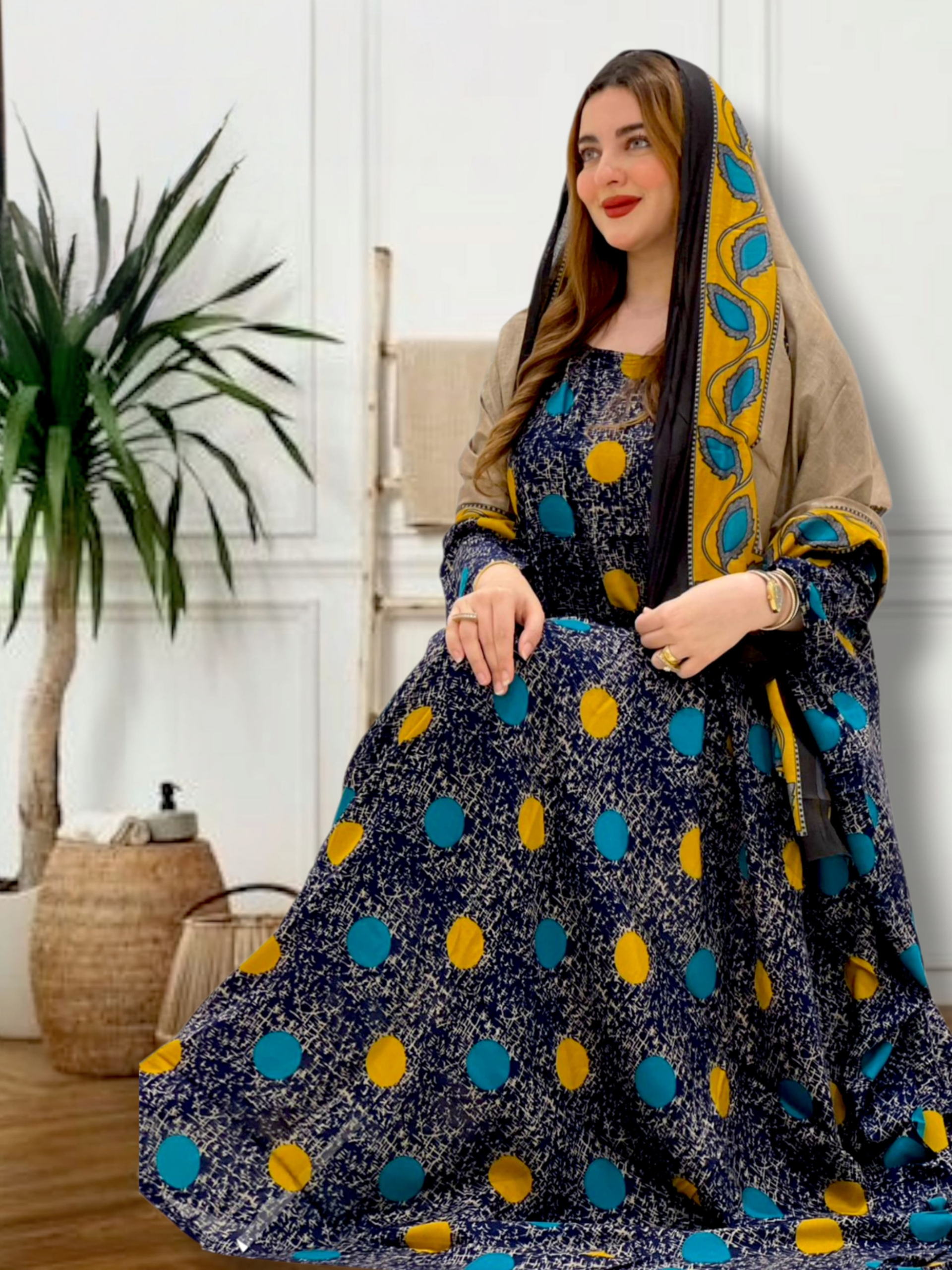 ثوب بلون أزرق مصنوع من القطن بتصميم بولكا جميل مطبوع مع شيلة مطابقة مخيطة على طراز ظفاري