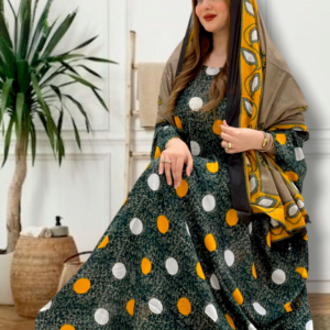 ثوب بلونأخضر مصنوع من القطن بتصميم بولكا جميل مطبوع مع شيلة مطابقة مخيطة على طراز ظفاري