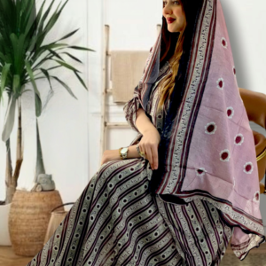 ثوب باللون وردي مصنوع من القطن بتصميم جميل مطبوع بشيلة متناسقة ومخيطة على الطراز الظفاري