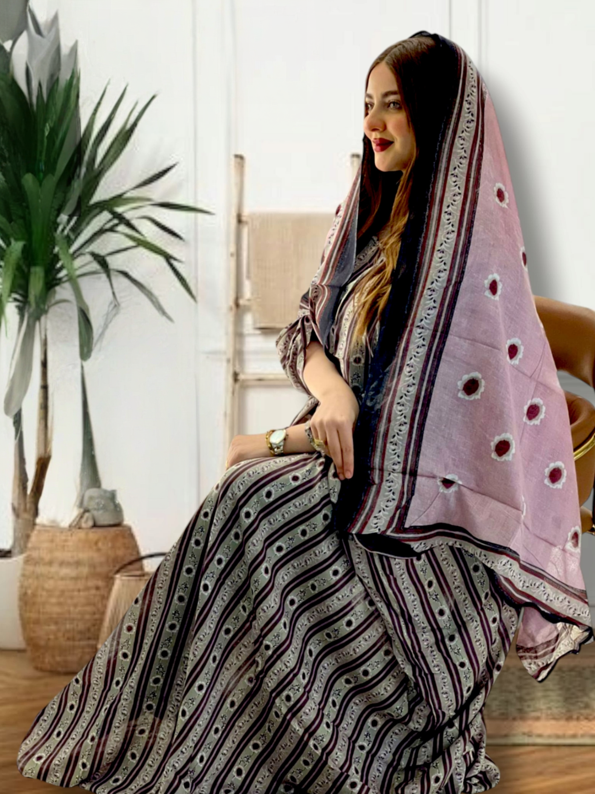 ثوب باللون وردي مصنوع من القطن بتصميم جميل مطبوع بشيلة متناسقة ومخيطة على الطراز الظفاري