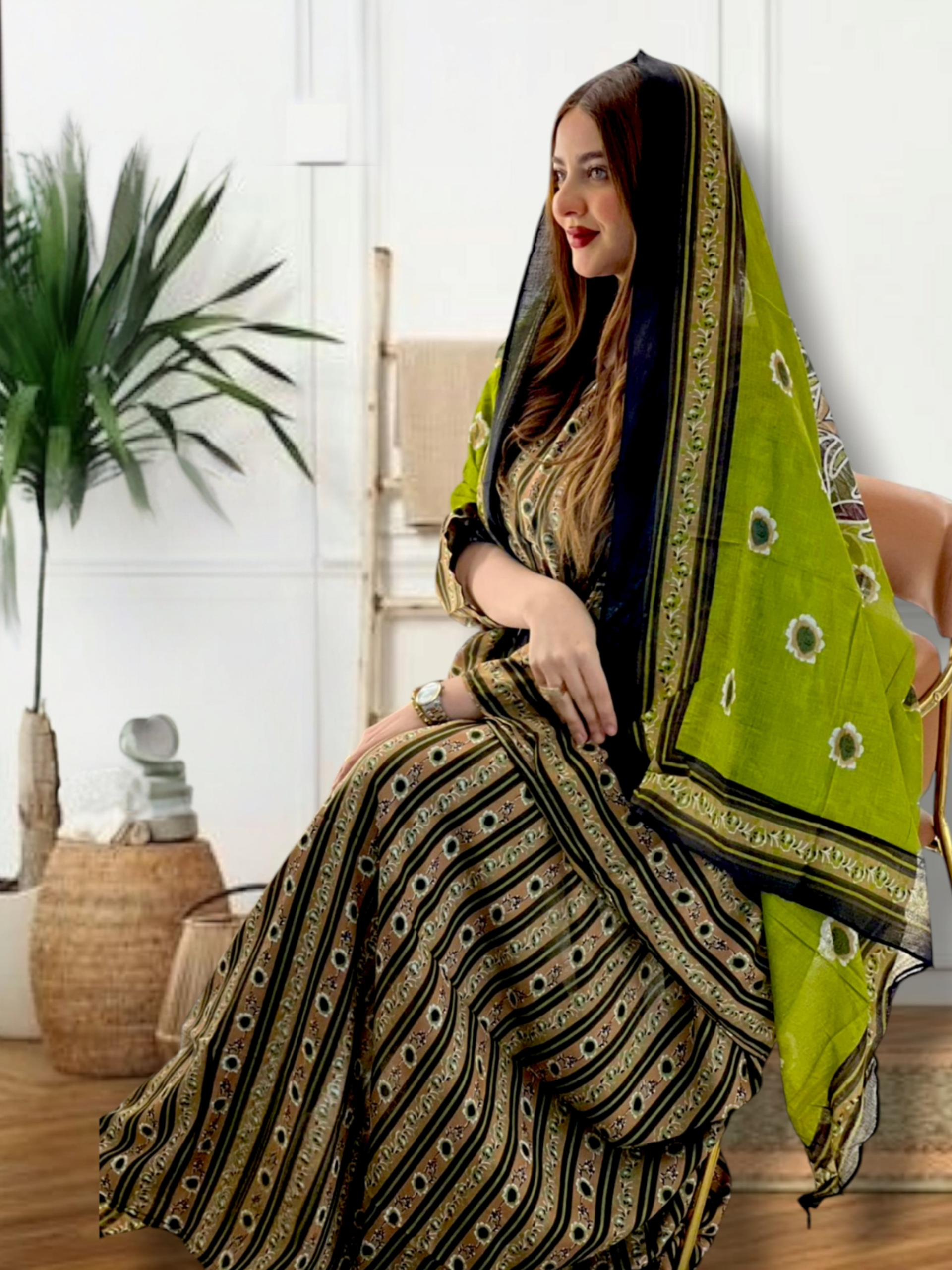 ثوب باللون البيج مصنوع من القطن بتصميم جميل مطبوع بشيلة متناسقة ومخيطة على الطراز الظفاري