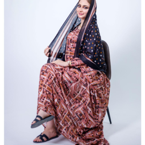 ثوب بلون وردي فاتح مصنوع من القطن بتصميم جميل مطبوع عليه شيلة مطابقة مخيطة على طراز ظفاري