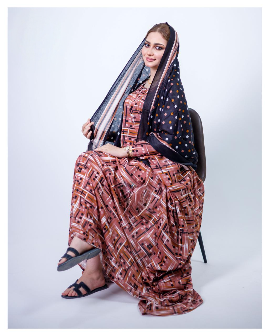 ثوب بلون وردي فاتح مصنوع من القطن بتصميم جميل مطبوع عليه شيلة مطابقة مخيطة على طراز ظفاري