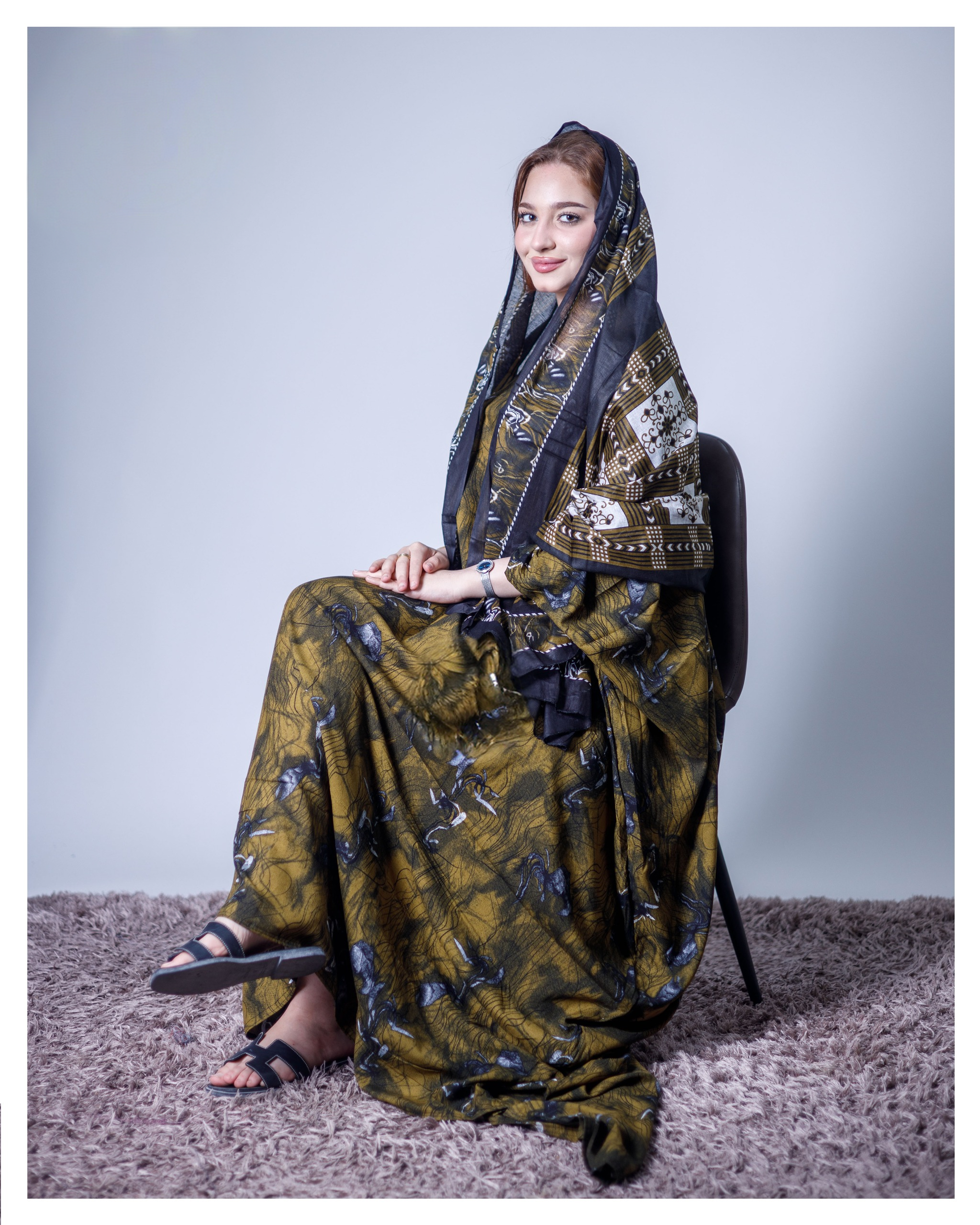 ثوب بلون أصفر فاتح مصنوع من القطن بتصميم جميل مطبوع عليه شيلة مطابقة مخيطة على طراز ظفاري